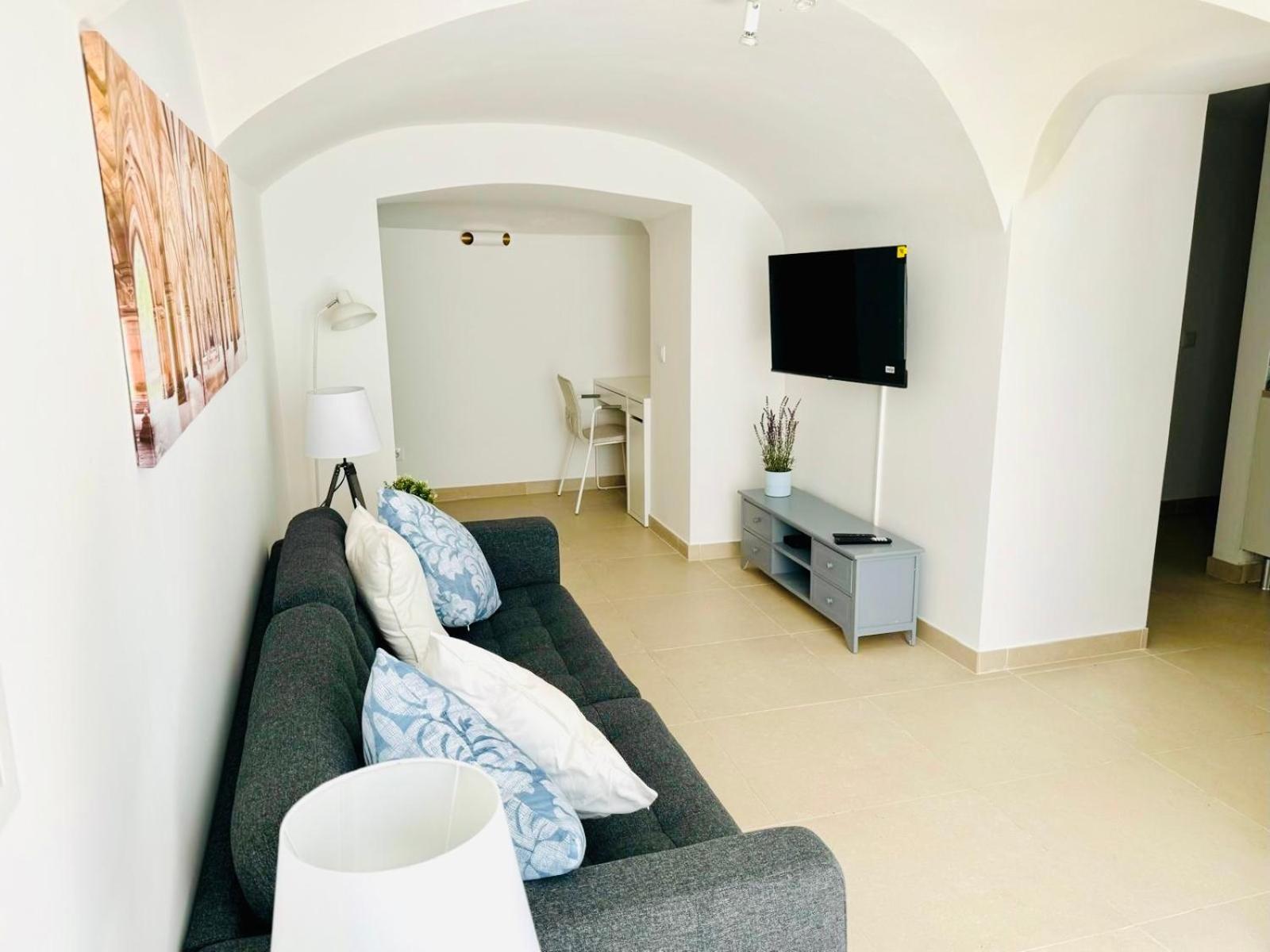 Apartment Renovated With Small Garden In Ajuda *